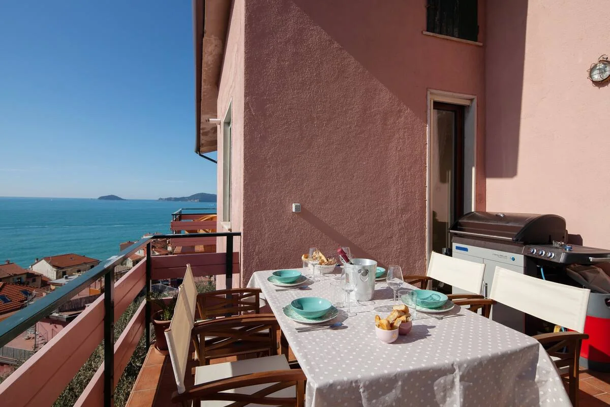 Terrazzo attrezzato con barbecue e vista mare